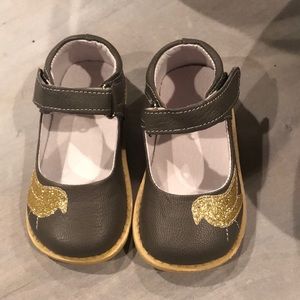 Boutique kids shoes size 7 (see measurements)